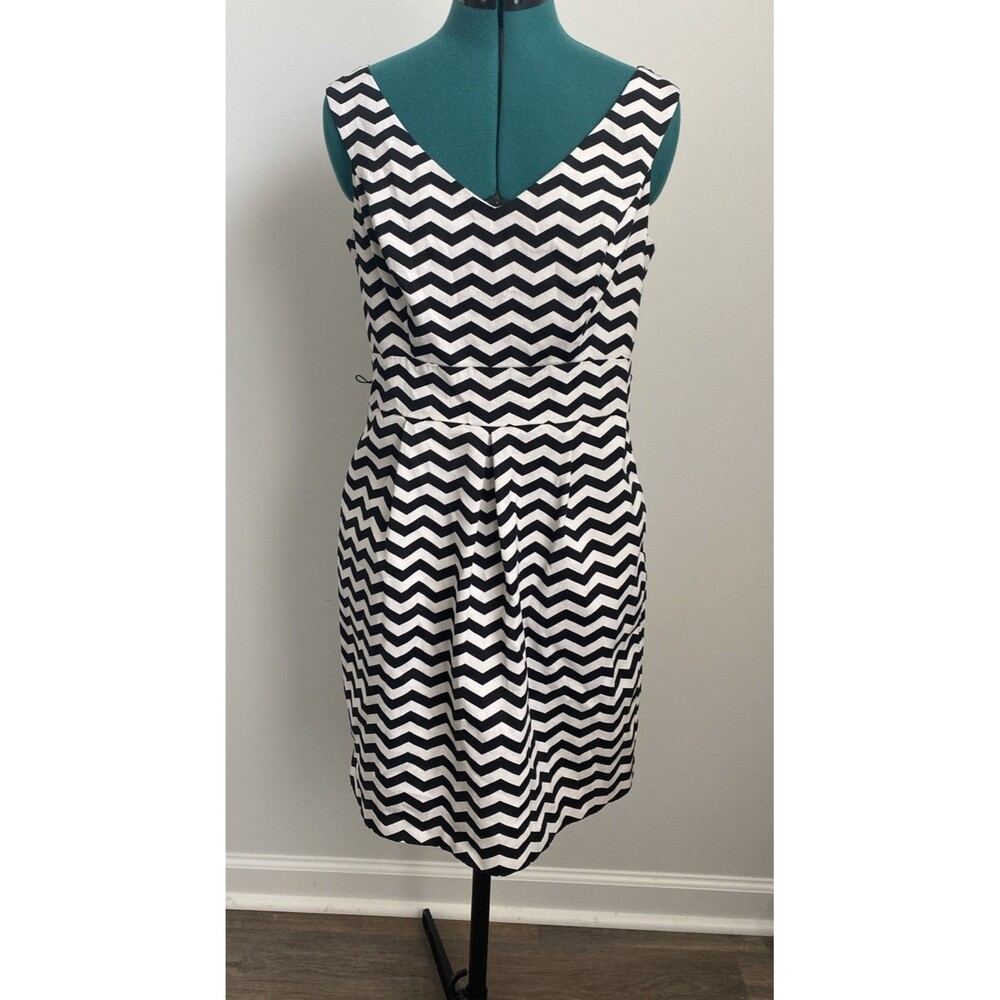 White House Black Market Women Black  And White Dress Size 8 With Pockets